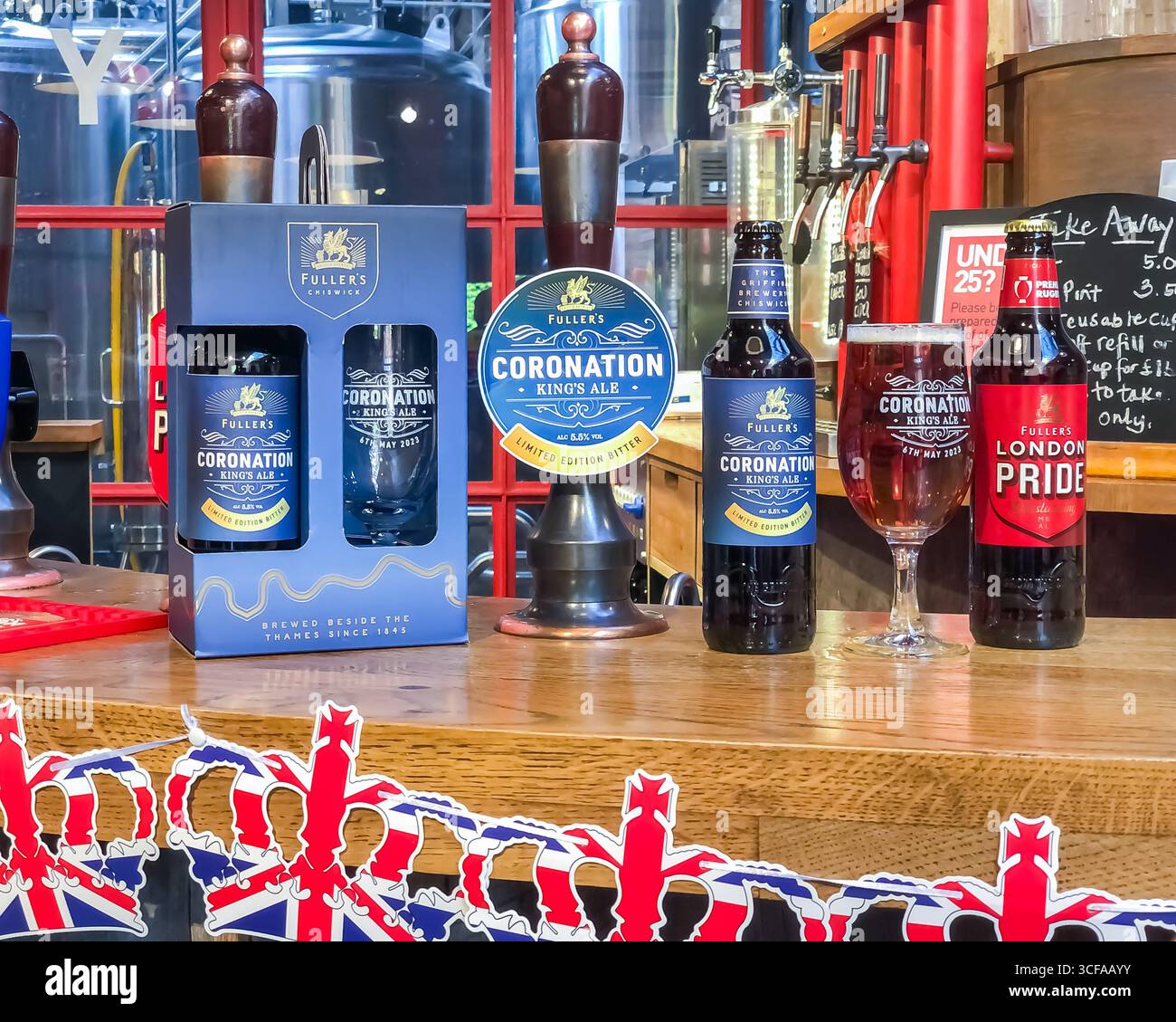 King Charles III Coronation Ale, Fullers Brewery Shop, Griffin Brewery - Chiswick, Londres - Image de stock capturée avec un smartphone