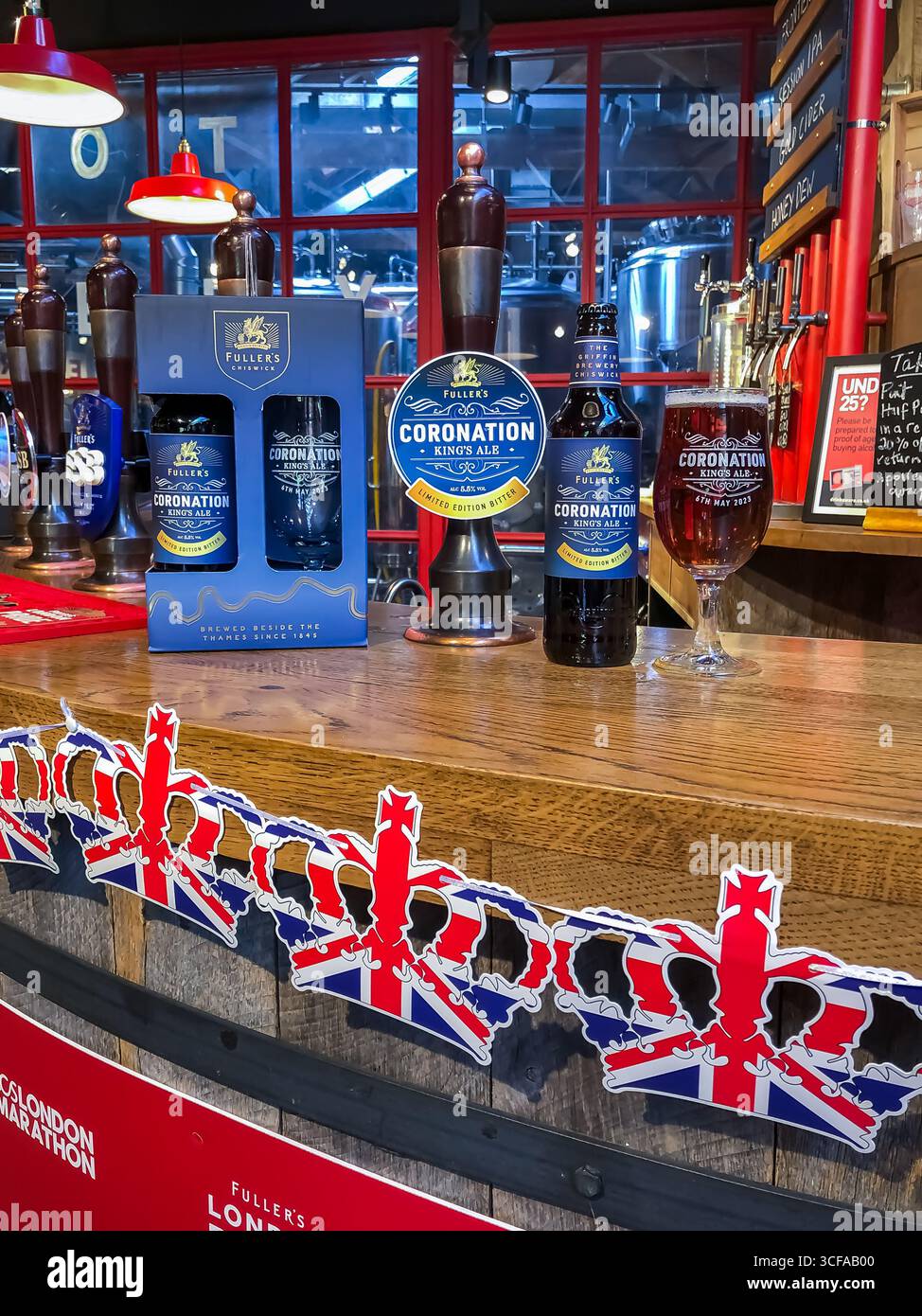 King Charles III Coronation Ale, Fullers Brewery Shop, Griffin Brewery - Chiswick, Londres - Image de stock capturée avec un smartphone