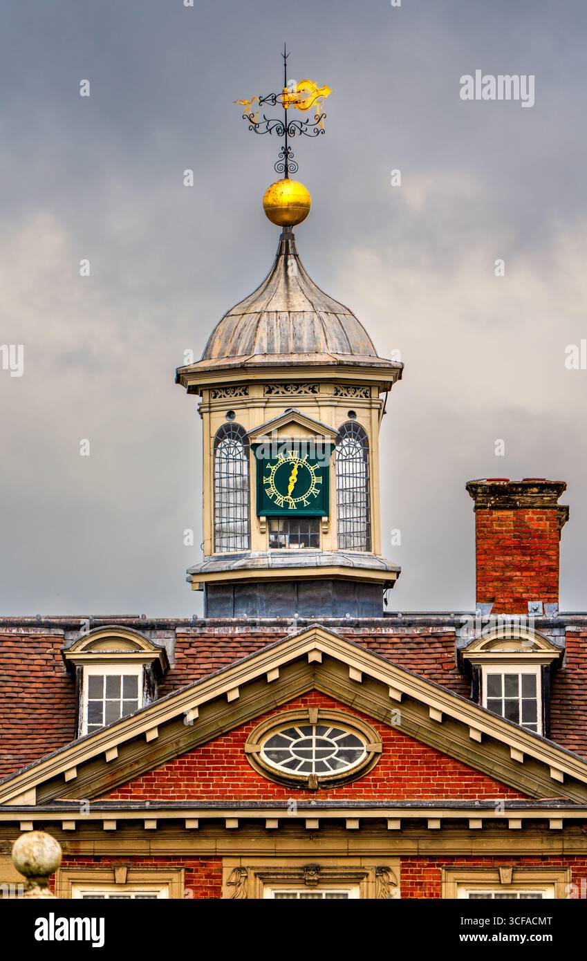 Tour de l'horloge historique avec girouette et orbe d'or sur le toit d'un manoir géorgien sous Moody Skies Banque D'Images