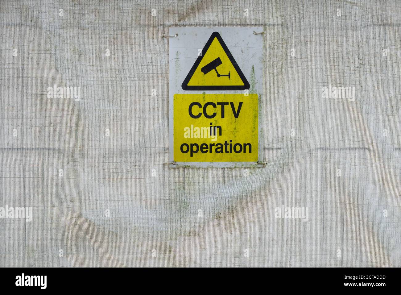 Panneau CCTV en opération sur fond texturé. Concept de sécurité. Banque D'Images