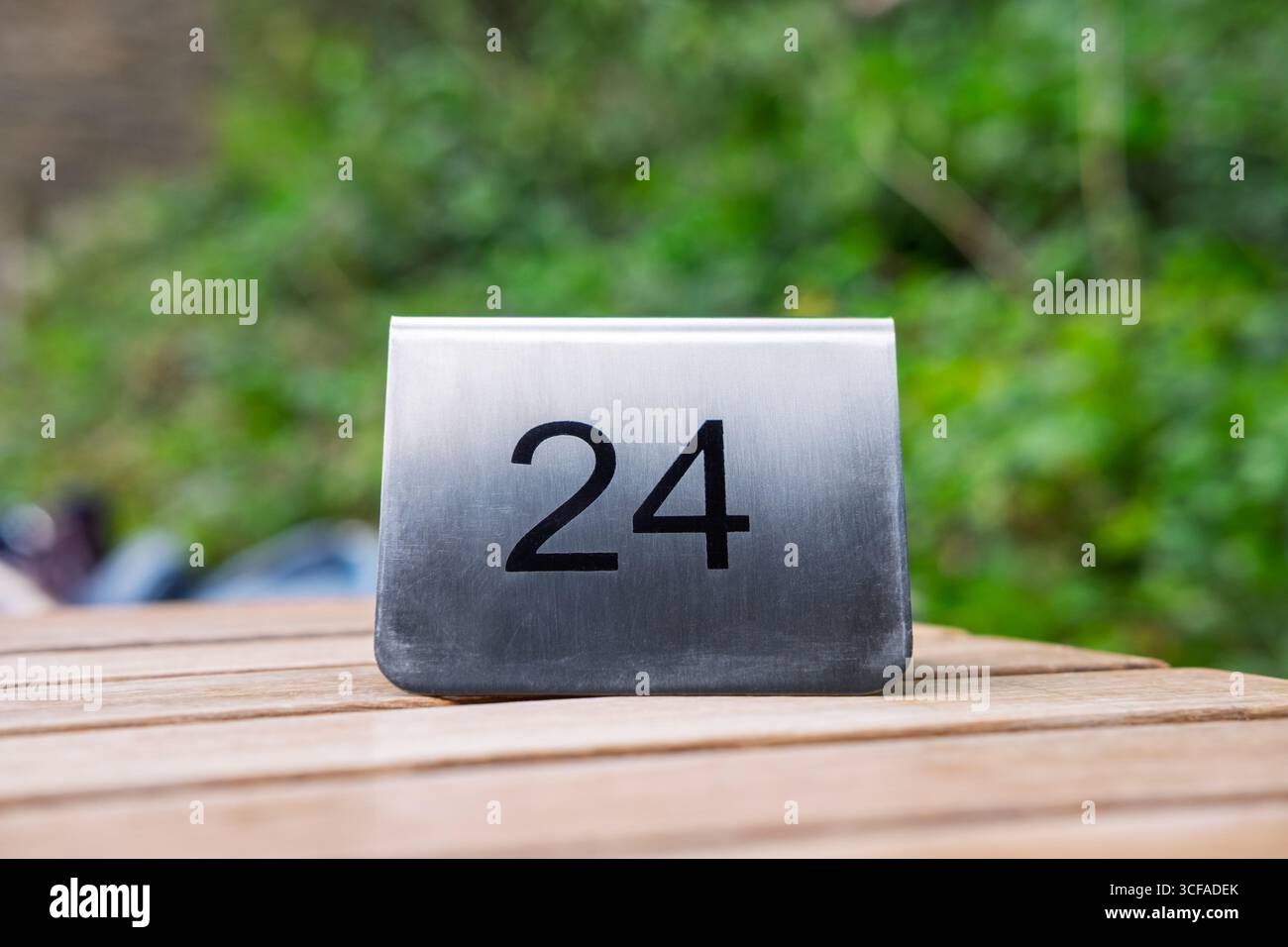 Table numéro 24 dans un restaurant extérieur. Concentrez-vous sur les détails. Il peut s'agir d'un numéro d'anniversaire ou d'anniversaire ou d'une date importante Banque D'Images