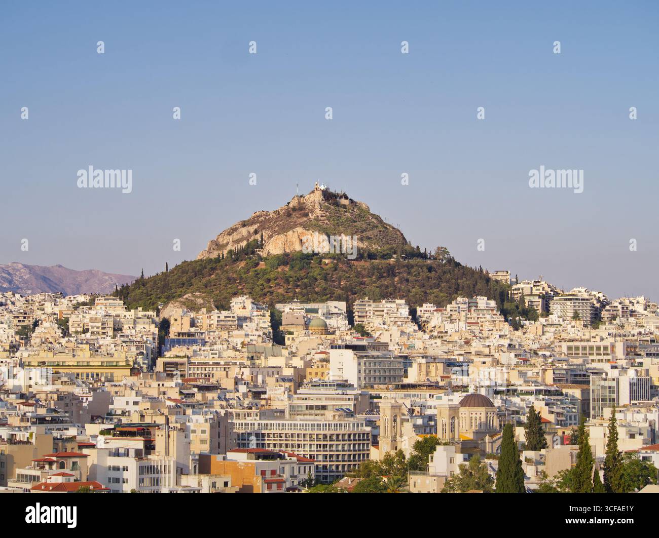 Vue panoramique d'Athènes, Grèce, avec des bâtiments densément emballés et la colline Lycabette dominant l'horizon Banque D'Images