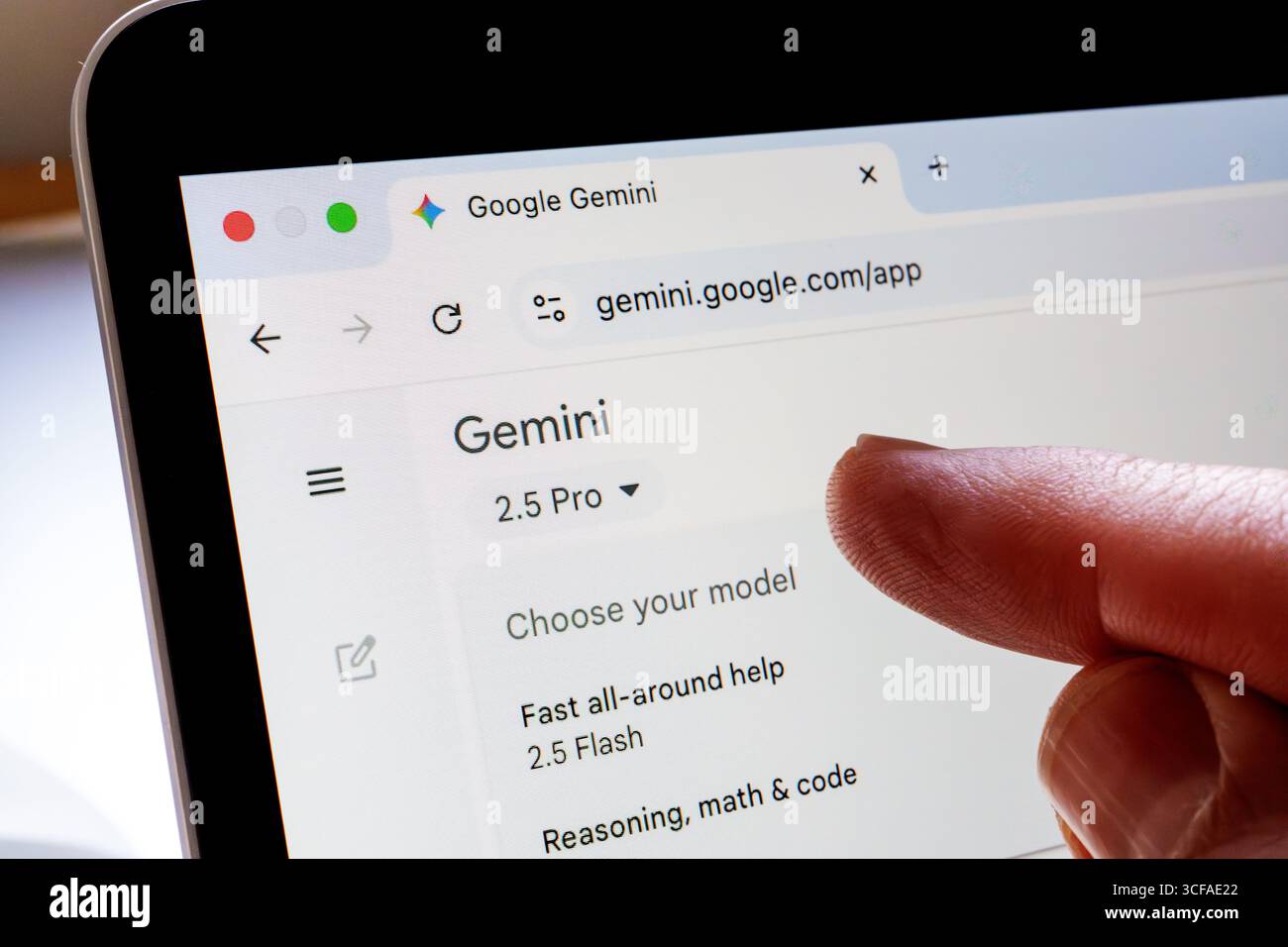Appuyez à la main sur l'interface Google Gemini sur l'ordinateur portable, en sélectionnant "2,5 Pro" dans le menu du modèle dans le navigateur. Stafford, Royaume-Uni, 21 août 2025 Banque D'Images