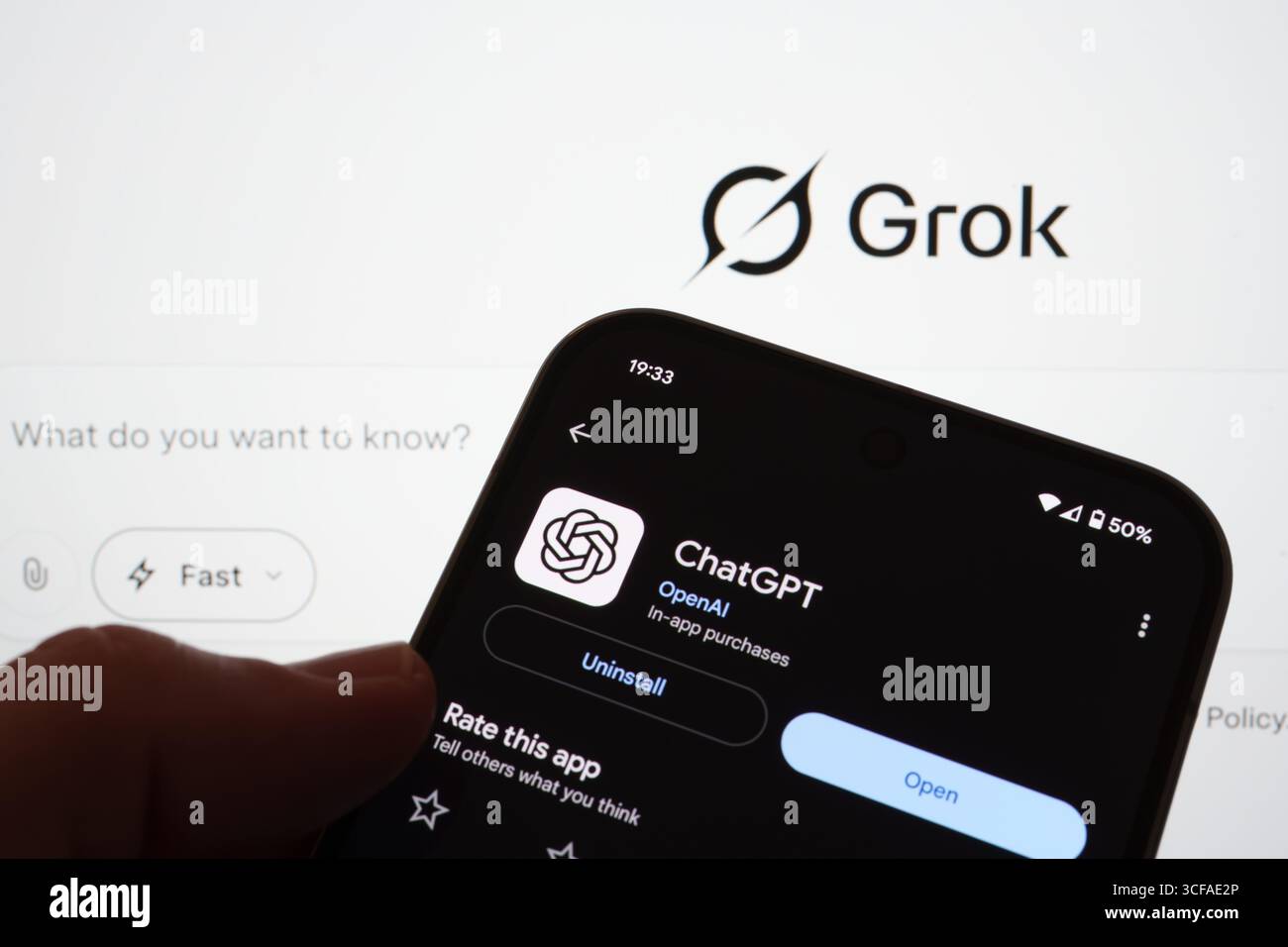 Téléphone Android sur Google Play montrant la liste de l'application ChatGPT sur un arrière-plan Grok-branded, installation et évaluation visibles. Stafford, Royaume-Uni, Banque D'Images