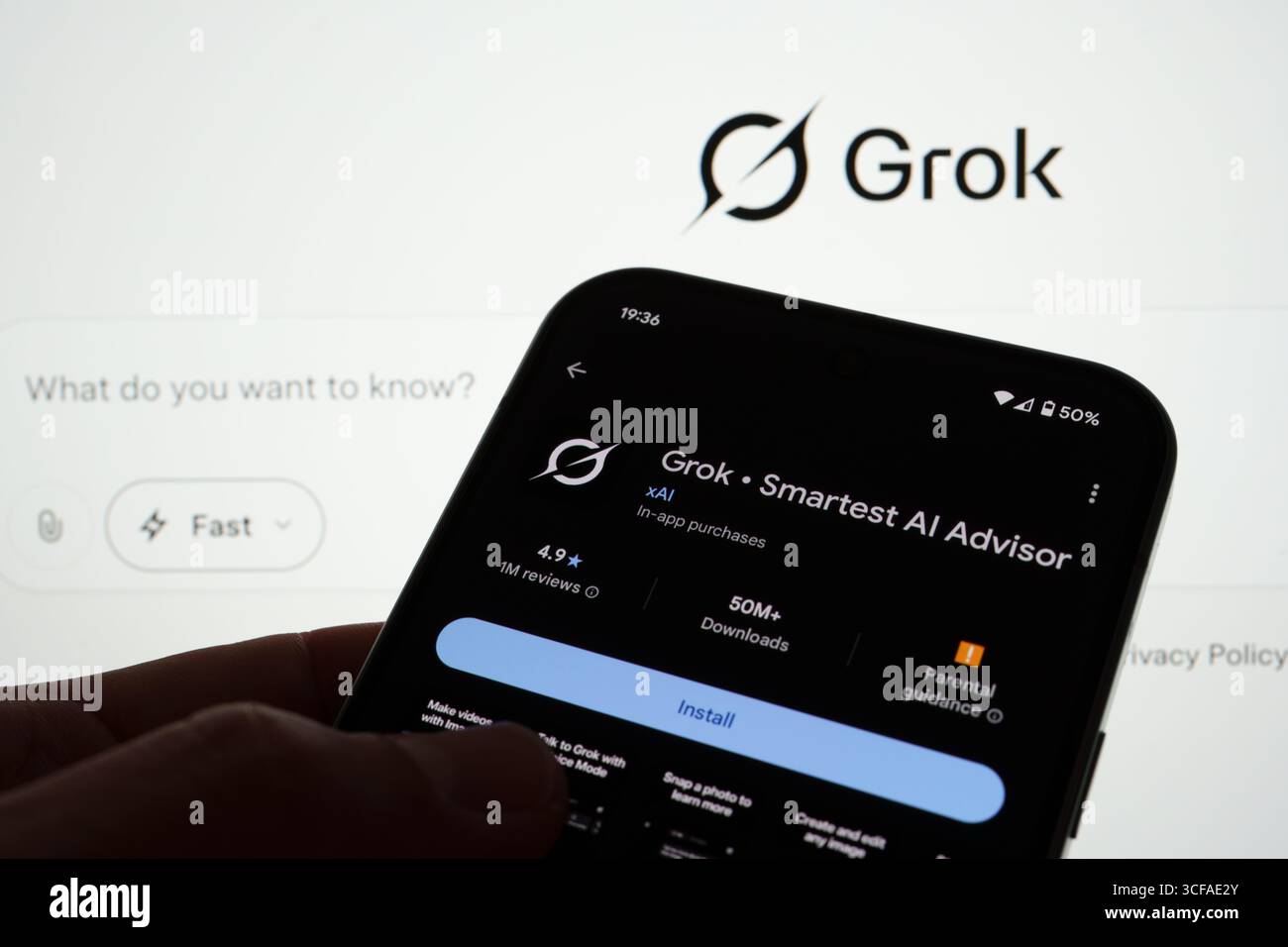 Application Grok sur Google Play affichée sur smartphone avec installation et évaluation visibles sur fond de marque Grok. Stafford, Royaume-Uni, 21 août 20 Banque D'Images