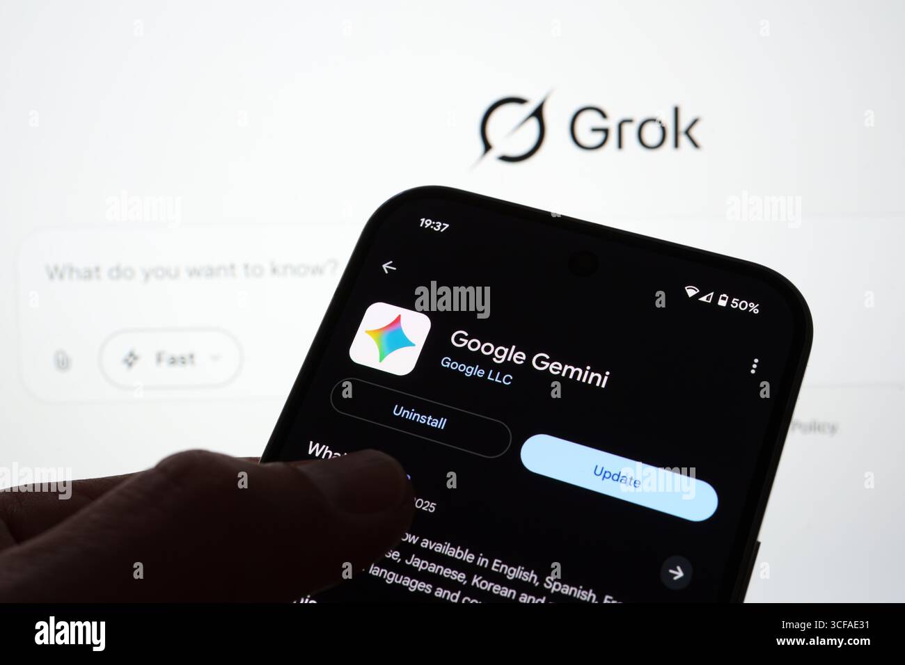 Page de mise à jour de l'application Google Gemini sur téléphone Android avec la marque Grok visible en arrière-plan et le bouton de mise à jour mis en surbrillance. Stafford, Royaume-Uni, A Banque D'Images