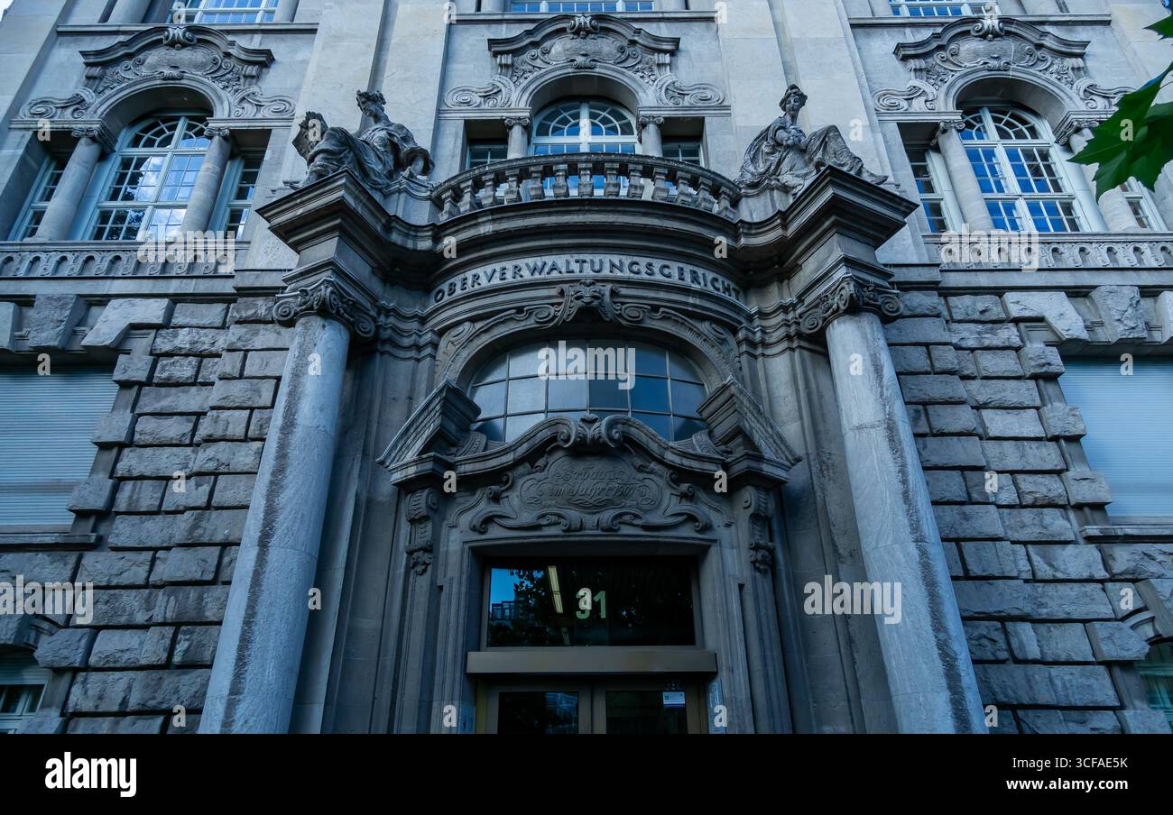 Vue grand angle de la façade ornée de la haute Cour administrative (Oberverwaltungsgericht) à Berlin. Banque D'Images
