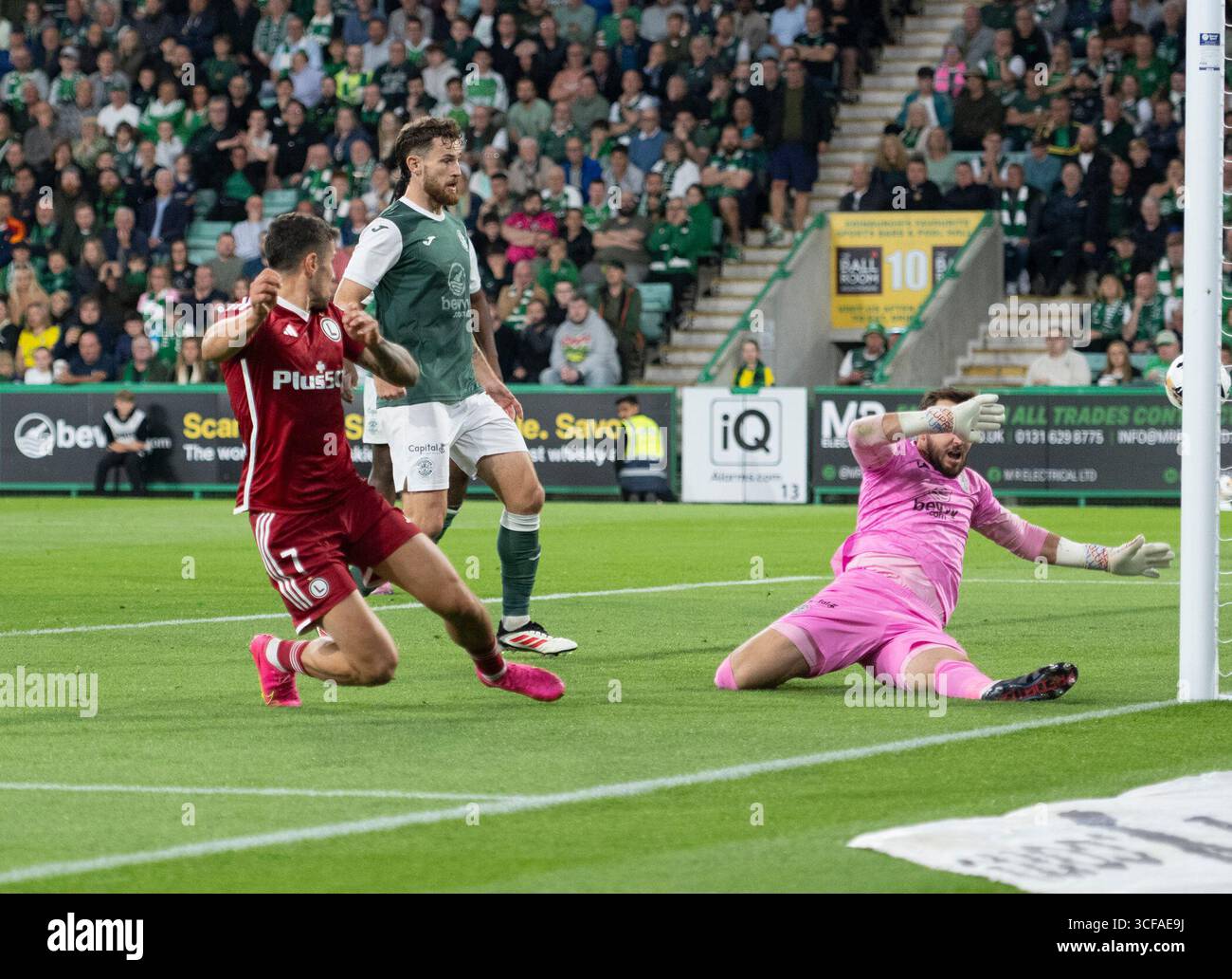Édimbourg, Royaume-Uni. 21 août 2025. Le milieu de terrain de Legia, Paweł Wszołek, tire à la maison à la 3ème minute de temps supplémentaire en première mi-temps pour placer les visiteurs 2-0 en tête alors que Hibs affronte Legia Varsovie dans la 1ère manche des play-off de l'Europa Conference League au stade Easter Road, Edinburgh, Midlothian, UK crédit : Ian Jacobs/Alamy Live News Banque D'Images