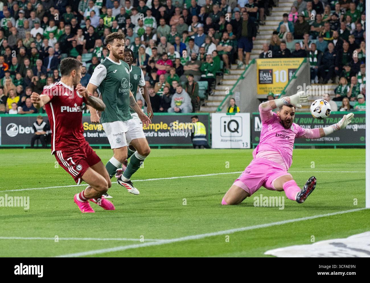 Édimbourg, Royaume-Uni. 21 août 2025. Le milieu de terrain de Legia, Paweł Wszołek, tire à la maison à la 3ème minute de temps supplémentaire en première mi-temps pour placer les visiteurs 2-0 en tête alors que Hibs affronte Legia Varsovie dans la 1ère manche des play-off de l'Europa Conference League au stade Easter Road, Edinburgh, Midlothian, UK crédit : Ian Jacobs/Alamy Live News Banque D'Images