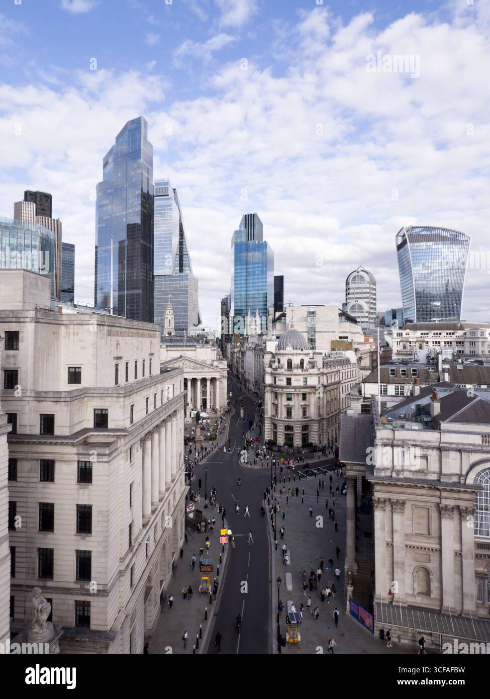 Une vue aérienne capture la jonction très fréquentée de Bank Station à l'extérieur de l'historique Bank of England, au cœur du quartier financier Square Mile de Londres. Banque D'Images
