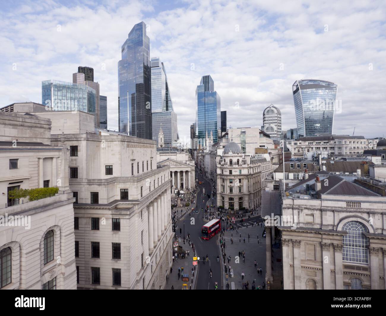 Une vue aérienne capture la jonction très fréquentée de Bank Station à l'extérieur de l'historique Bank of England, au cœur du quartier financier Square Mile de Londres. Banque D'Images