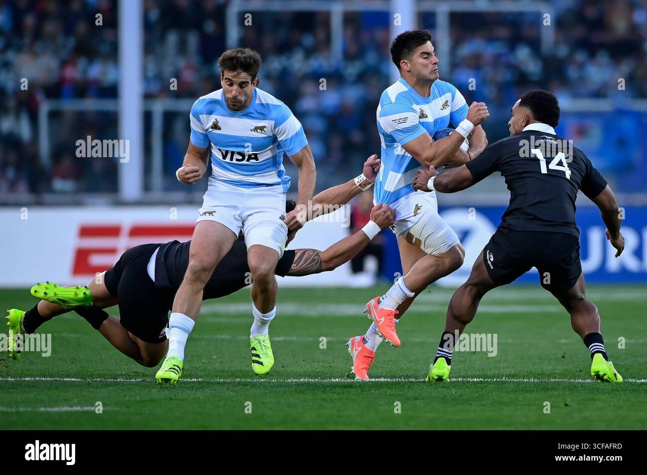 CORDOBA, ARGENTINE - 16 AOÛT : Tomás Albornoz, Argentine, franchit la ligne défensive lors du match du championnat de rugby 2025 entre Argenti Banque D'Images