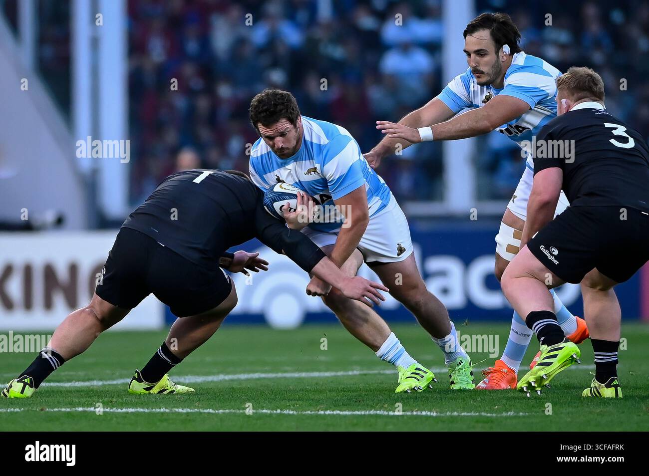 CORDOBA, ARGENTINE - 16 AOÛT : Julián Montoya d'Argentine charge les attaquants lors du match du championnat de rugby 2025 entre Argentina Pumas et New Banque D'Images