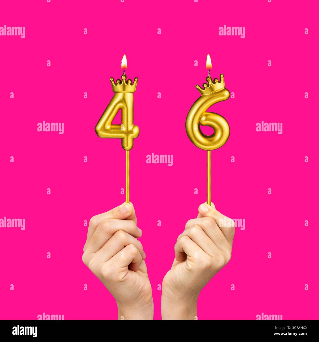 Mains tenant des bougies en forme de chiffres - numéro d'anniversaire 46 Banque D'Images