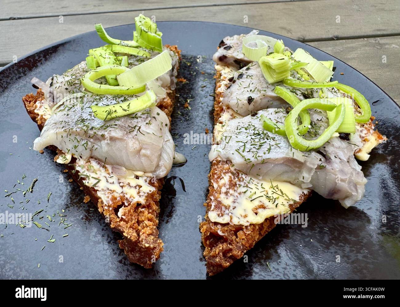 Hareng sur pain de seigle, aliments traditionnels dans la cuisine islandaise. Banque D'Images