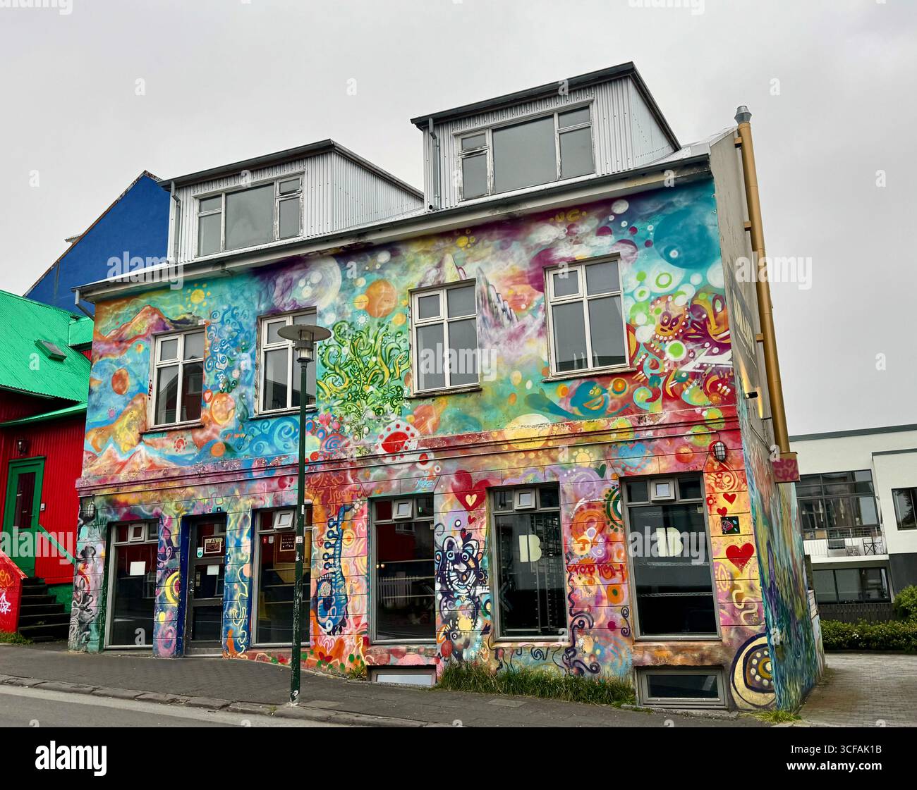 Façade colorée peinte d'un bâtiment à Reykjavik, Islande. - Image de stock capturée avec un smartphone