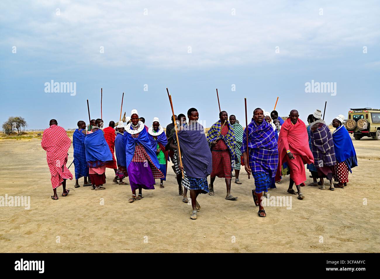 Les tribus Massaï et les tribus dansent en groupe Banque D'Images