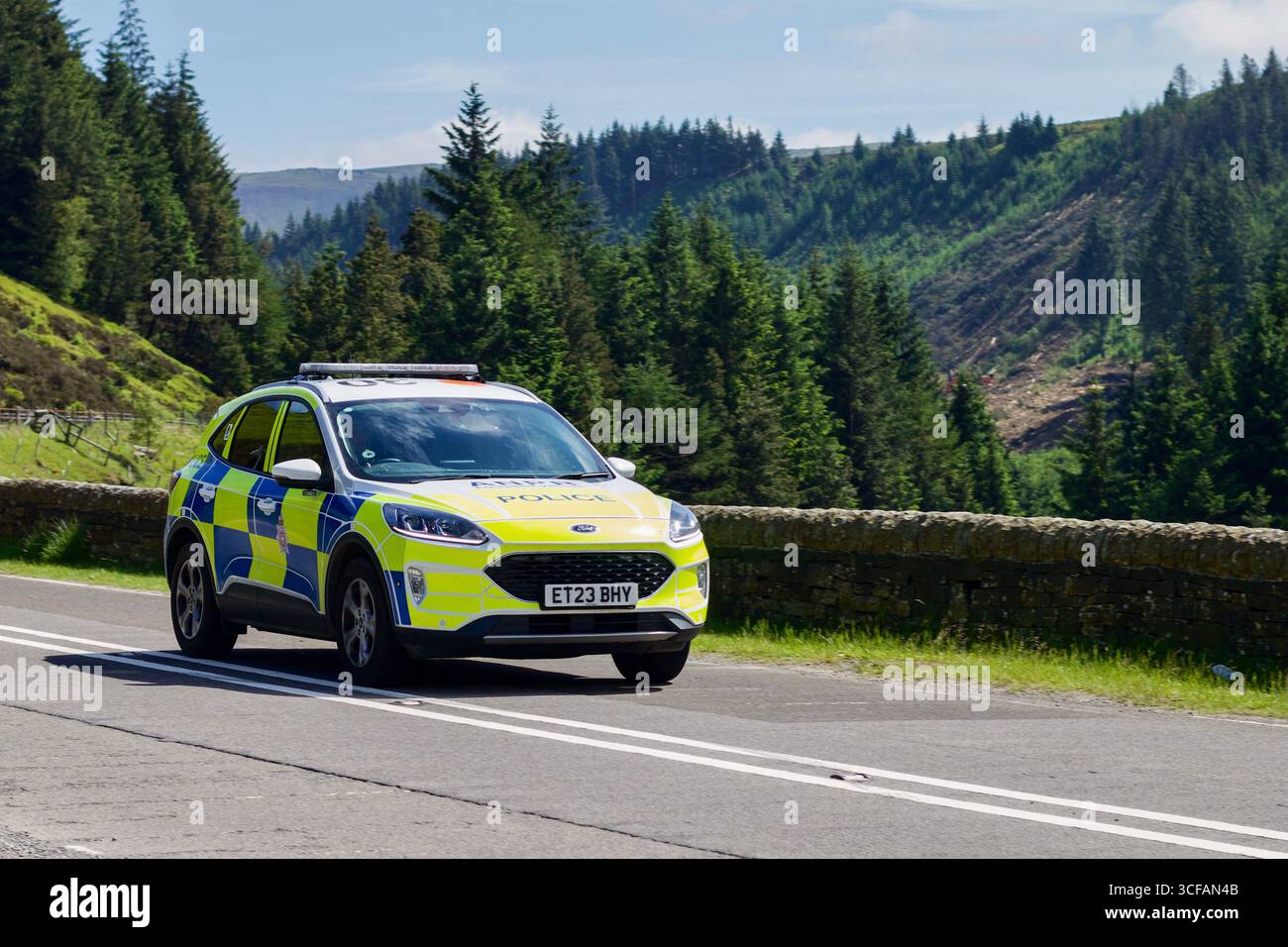 La police se précipite sur les lieux d'un accident de la route sur l'A57 Snake Pass dans le parc national de Peak District, Derbyshire, Angleterre, Royaume-Uni - 2 juin 2024 : Banque D'Images La police se précipite sur les lieux d'un accident de la route sur l'A57 Snake Pass dans le parc national de Peak District, Derbyshire, Angleterre, Royaume-Uni - 2 juin 2024 : Banque D'Images