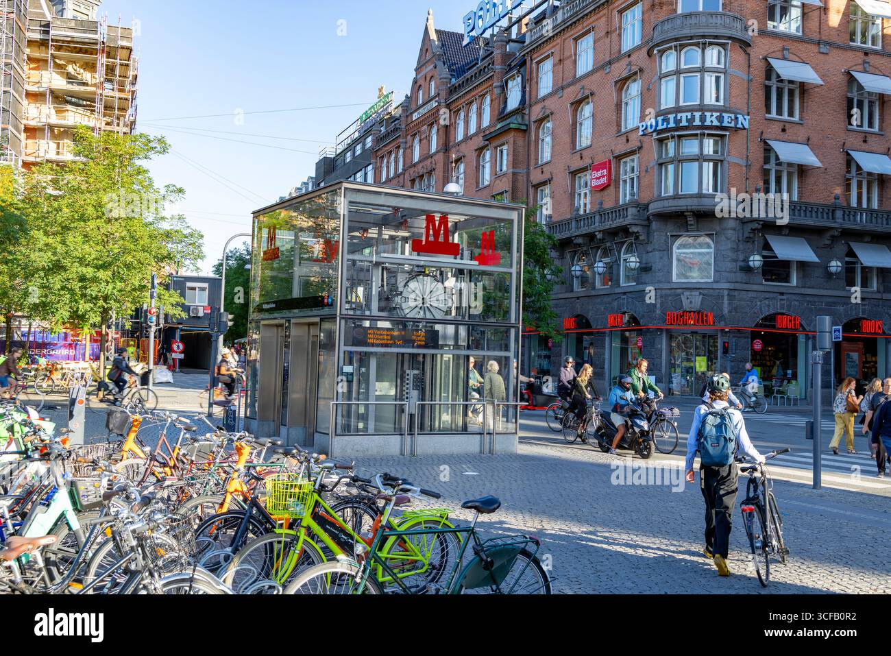 La station Rådhuspladsen est une station de métro de Copenhague située sur la place de l'Hôtel de ville dans le centre de Copenhague, au Danemark. Banque D'Images