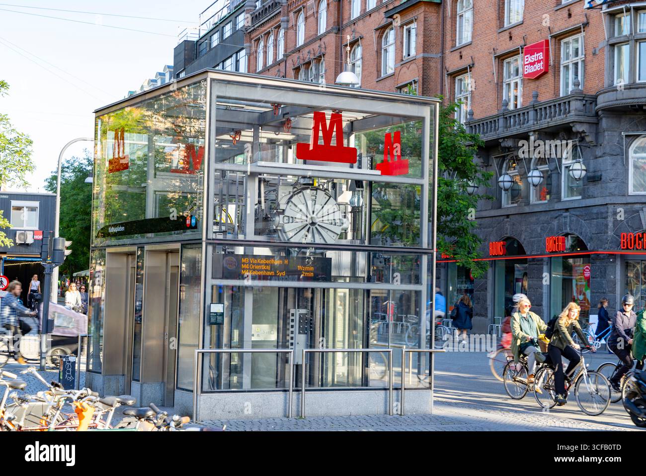 La station Rådhuspladsen est une station de métro de Copenhague située sur la place de l'Hôtel de ville dans le centre de Copenhague, au Danemark. Banque D'Images