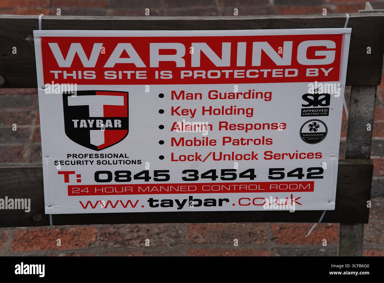 Panneau d'avertissement de sécurité affichant les services par fournisseur de solutions professionnelles. Redhill, Angleterre Banque D'Images