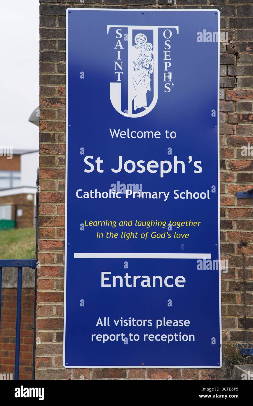 Signalisation pour l'entrée de l'école primaire catholique Saint Joseph avec information aux visiteurs. Redhill, Angleterre Banque D'Images