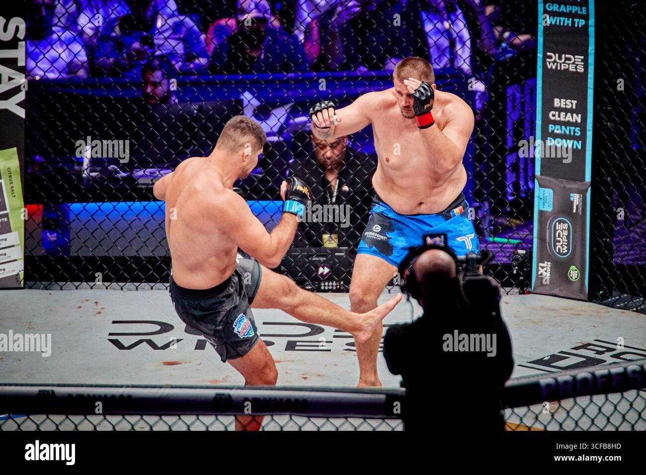 Hollywood, Floride, États-Unis. 21 août 2025. Alexandr Romanov (ROM) vs Oleg Popov (RUS) Heavyweight finals lors de la PFL finals Hollywood Fight Night in Hard Rock Live en Floride, États-Unis. Gagné : Oleg Popov. Crédit : Yaroslav Sabitov/YES Market Media/Alamy Live News Banque D'Images