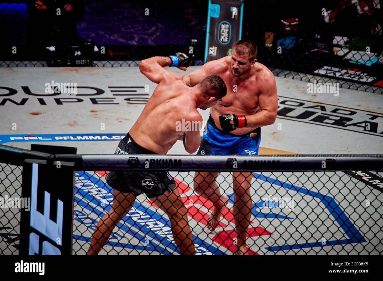 Hollywood, Floride, États-Unis. 21 août 2025. Alexandr Romanov (ROM) vs Oleg Popov (RUS) Heavyweight finals lors de la PFL finals Hollywood Fight Night in Hard Rock Live en Floride, États-Unis. Gagné : Oleg Popov. Crédit : Yaroslav Sabitov/YES Market Media/Alamy Live News Banque D'Images