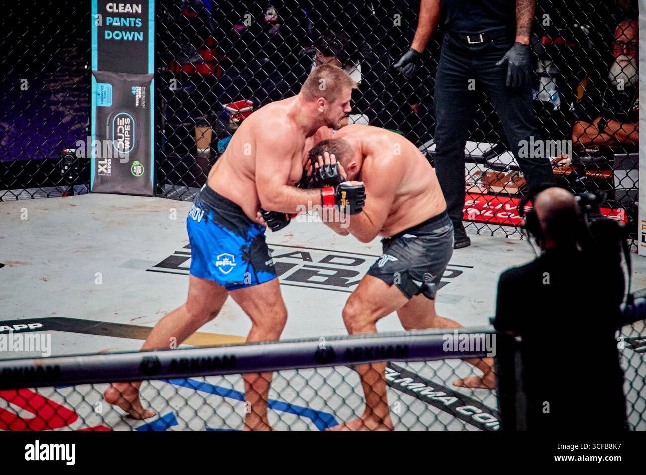 Hollywood, Floride, États-Unis. 21 août 2025. Alexandr Romanov (ROM) vs Oleg Popov (RUS) Heavyweight finals lors de la PFL finals Hollywood Fight Night in Hard Rock Live en Floride, États-Unis. Gagné : Oleg Popov. Crédit : Yaroslav Sabitov/YES Market Media/Alamy Live News Banque D'Images