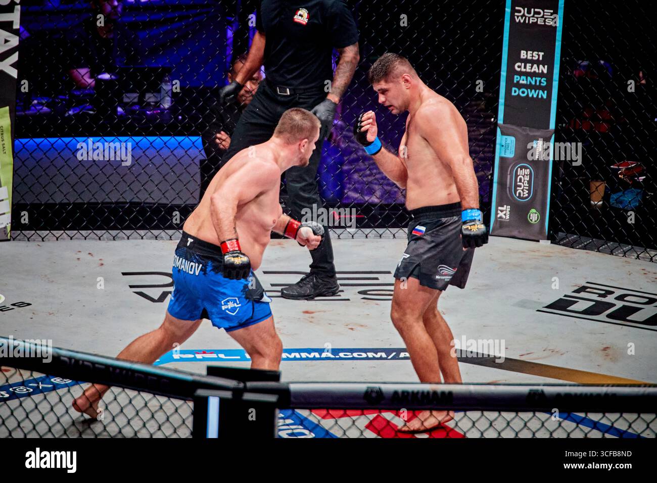 Hollywood, Floride, États-Unis. 21 août 2025. Alexandr Romanov (ROM) vs Oleg Popov (RUS) Heavyweight finals lors de la PFL finals Hollywood Fight Night in Hard Rock Live en Floride, États-Unis. Gagné : Oleg Popov. Crédit : Yaroslav Sabitov/YES Market Media/Alamy Live News Banque D'Images
