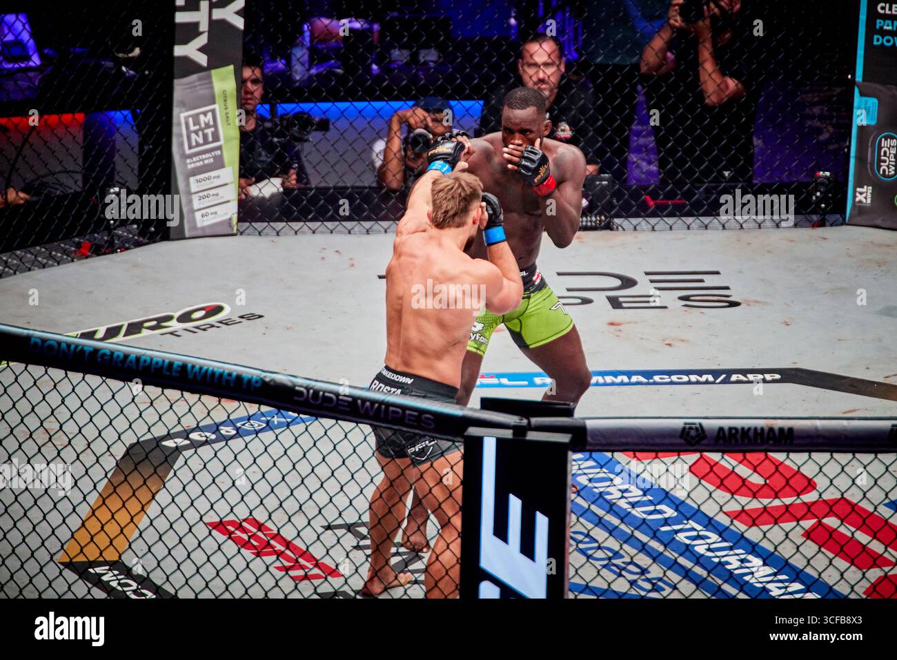 Hollywood, Floride, États-Unis. 21 août 2025. Fabian Edwards (GBR) vs Dalton Rosta (USA) Middleweight finals lors de la PFL finals Hollywood Fight Night in Hard Rock Live à Florida, USA. Gagné : Fabian Edwards. Crédit : Yaroslav Sabitov/YES Market Media/Alamy Live News Banque D'Images