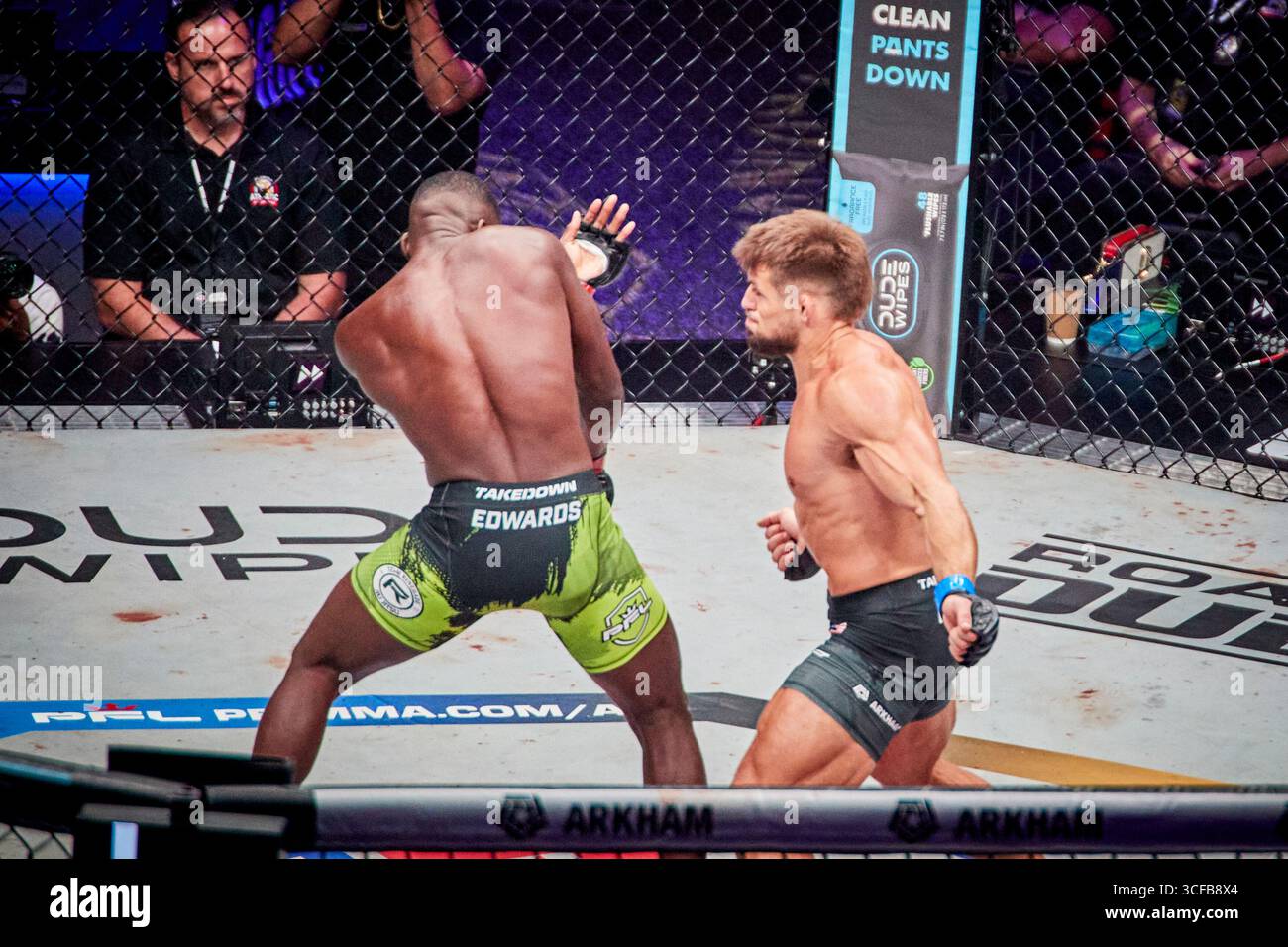 Hollywood, Floride, États-Unis. 21 août 2025. Fabian Edwards (GBR) vs Dalton Rosta (USA) Middleweight finals lors de la PFL finals Hollywood Fight Night in Hard Rock Live à Florida, USA. Gagné : Fabian Edwards. Crédit : Yaroslav Sabitov/YES Market Media/Alamy Live News Banque D'Images