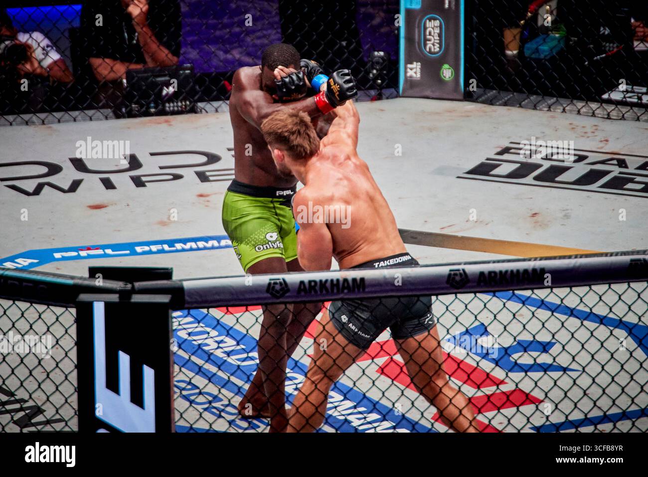 Hollywood, Floride, États-Unis. 21 août 2025. Fabian Edwards (GBR) vs Dalton Rosta (USA) Middleweight finals lors de la PFL finals Hollywood Fight Night in Hard Rock Live à Florida, USA. Gagné : Fabian Edwards. Crédit : Yaroslav Sabitov/YES Market Media/Alamy Live News Banque D'Images