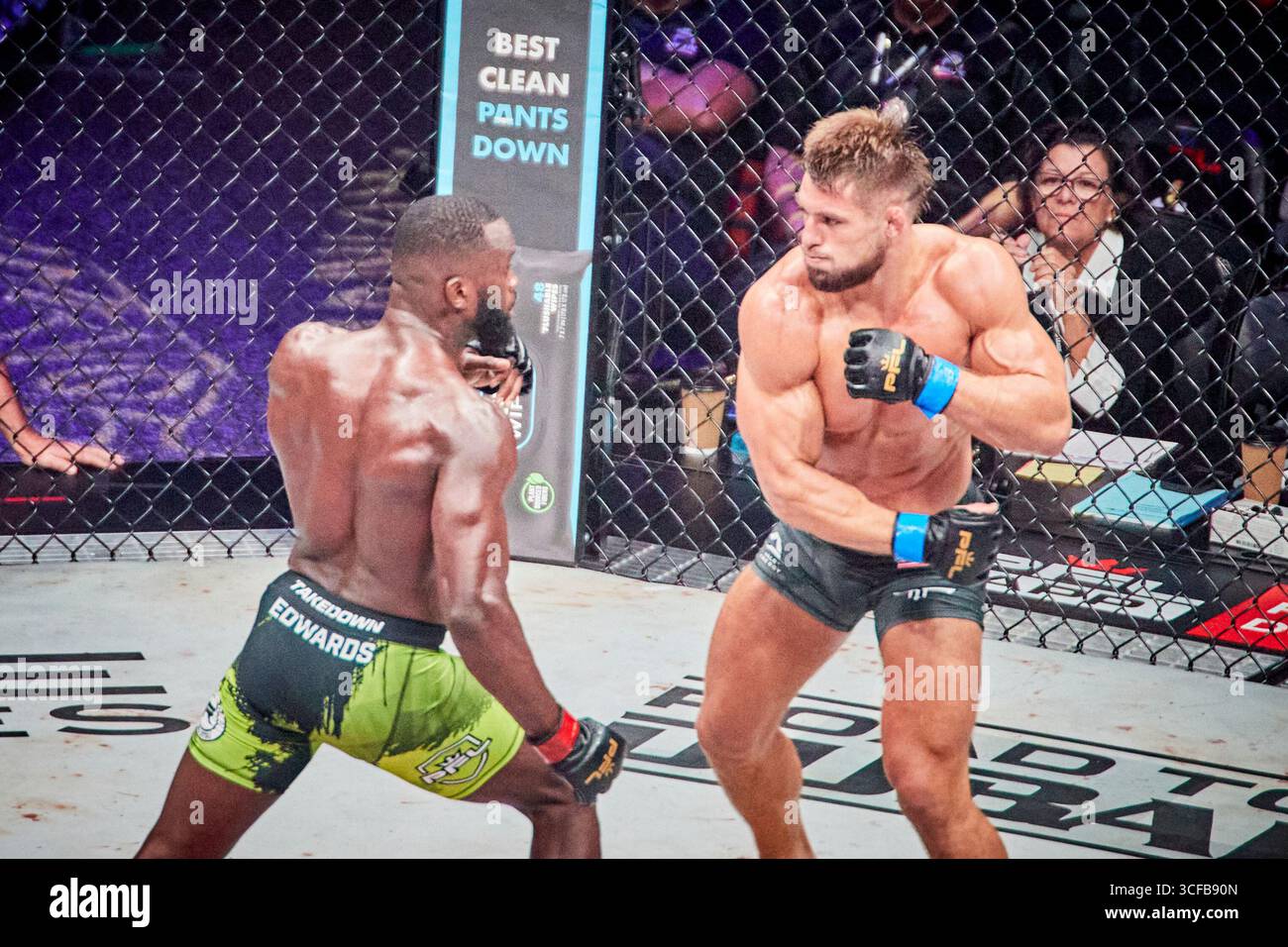 Hollywood, Floride, États-Unis. 21 août 2025. Fabian Edwards (GBR) vs Dalton Rosta (USA) Middleweight finals lors de la PFL finals Hollywood Fight Night in Hard Rock Live à Florida, USA. Gagné : Fabian Edwards. Crédit : Yaroslav Sabitov/YES Market Media/Alamy Live News Banque D'Images