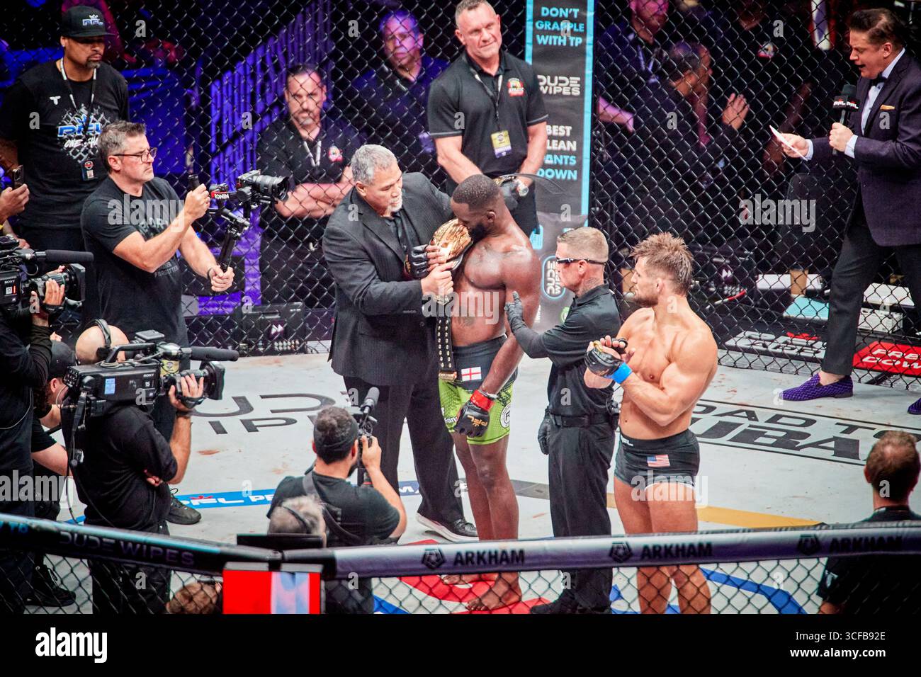 Hollywood, Floride, États-Unis. 21 août 2025. Fabian Edwards (GBR) vs Dalton Rosta (USA) Middleweight finals lors de la PFL finals Hollywood Fight Night in Hard Rock Live à Florida, USA. Gagné : Fabian Edwards. Crédit : Yaroslav Sabitov/YES Market Media/Alamy Live News Banque D'Images