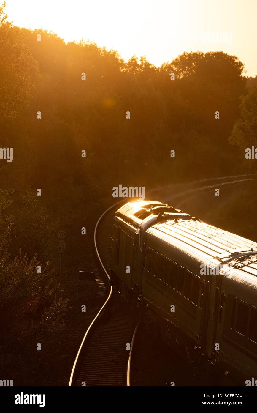 Train loco-remorqué de Chiltern Railways sous le soleil tardif, Hatton, Warwickshire, Angleterre, Royaume-Uni Banque D'Images