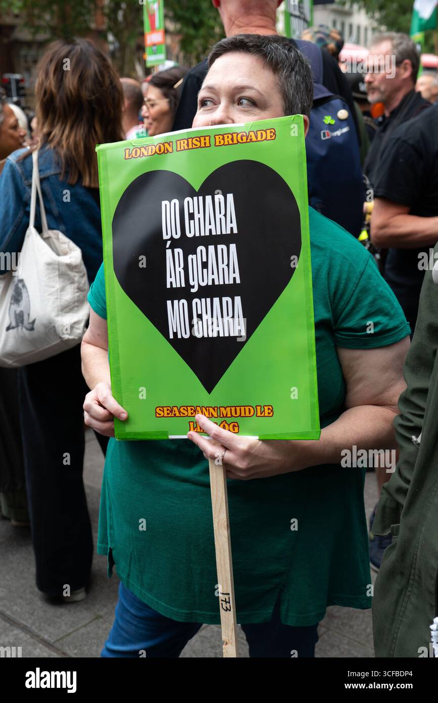 ROYAUME-UNI, Londres : 20/08/2025 fans et supporters se rassemblent devant le tribunal de première instance de Westminster pour soutenir Mo Chara du groupe Kneecap. Le rappeur genou, de son vrai nom Liam Óg Ó hAnnaidh, est accusé d'avoir affiché un drapeau en soutien à l'organisation terroriste interdite Hezbollah lors d'un concert au O2 Forum à Kentish Town, au nord de Londres, en novembre dernier. Banque D'Images