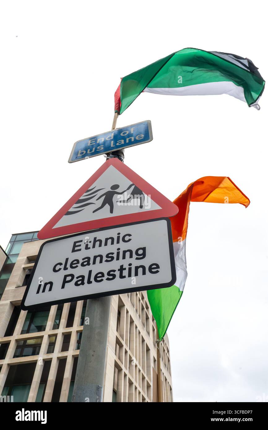 ROYAUME-UNI, Londres : 20/08/2025 fans et supporters se rassemblent devant le tribunal de première instance de Westminster pour soutenir Mo Chara du groupe Kneecap. Le rappeur genou, de son vrai nom Liam Óg Ó hAnnaidh, est accusé d'avoir affiché un drapeau en soutien à l'organisation terroriste interdite Hezbollah lors d'un concert au O2 Forum à Kentish Town, au nord de Londres, en novembre dernier. Banque D'Images