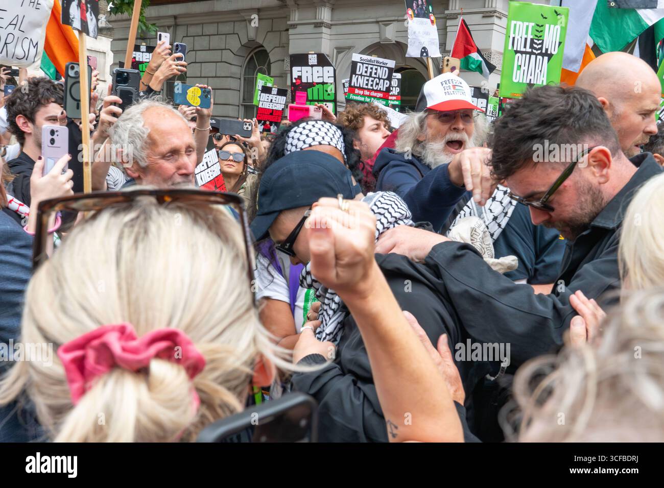 ROYAUME-UNI, Londres : 20/08/2025 fans et supporters se rassemblent devant le tribunal de première instance de Westminster pour soutenir Mo Chara du groupe Kneecap. Le rappeur genou, de son vrai nom Liam Óg Ó hAnnaidh, est accusé d'avoir affiché un drapeau en soutien à l'organisation terroriste interdite Hezbollah lors d'un concert au O2 Forum à Kentish Town, au nord de Londres, en novembre dernier. Banque D'Images