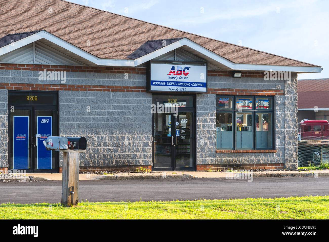 Marcy, NY - Jul 3, 2025 : Close-up de ABC Supply Co. Inc est le plus grand distributeur en gros de matériaux de toiture et de construction en Amérique du Nord avec Banque D'Images