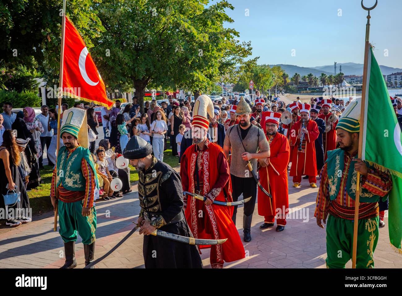 Les reconstituteurs militaires ottomans en costumes traditionnels avec des épées et des drapeaux défilent lors d'un événement du patrimoine culturel à Başiskele, Kocaeli, Turquie. Başis Banque D'Images