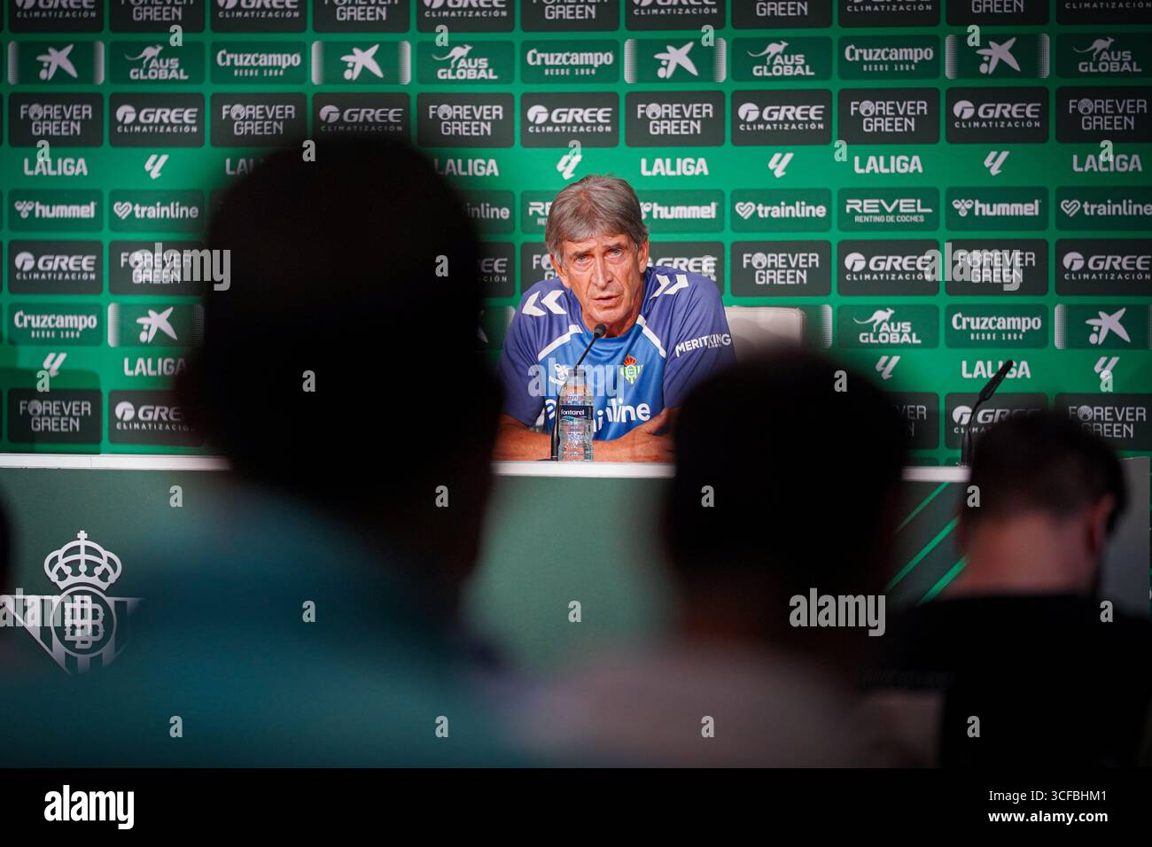 Séville, Espagne. 21 août 2025. Manuel Pellegrini (entraîneur du Real Betis) lors de la conférence de presse avant le match LaLiga entre le Real Betis et CD Alaves, au stade la Cartuja. Crédit : Fernando Vazquez / Alamy Live News Banque D'Images