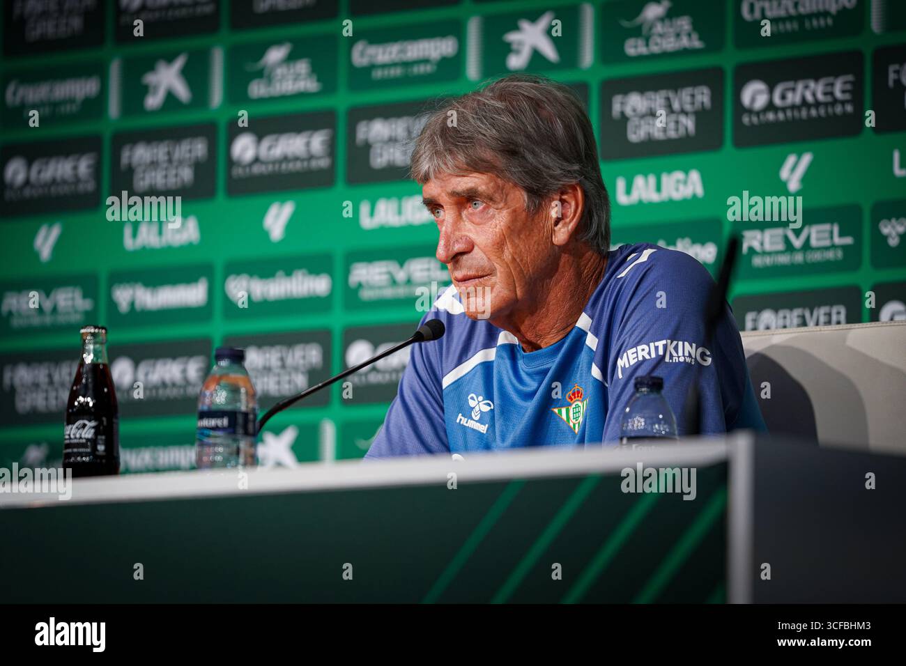 Séville, Espagne. 21 août 2025. Manuel Pellegrini (entraîneur du Real Betis) lors de la conférence de presse avant le match LaLiga entre le Real Betis et CD Alaves, au stade la Cartuja. Crédit : Fernando Vazquez / Alamy Live News Banque D'Images