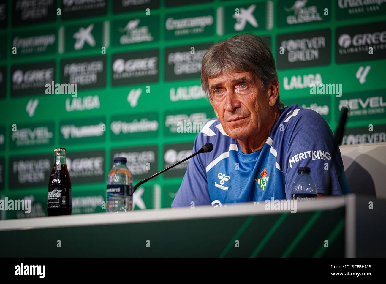 Séville, Espagne. 21 août 2025. Manuel Pellegrini (entraîneur du Real Betis) lors de la conférence de presse avant le match LaLiga entre le Real Betis et CD Alaves, au stade la Cartuja. Crédit : Fernando Vazquez / Alamy Live News Banque D'Images