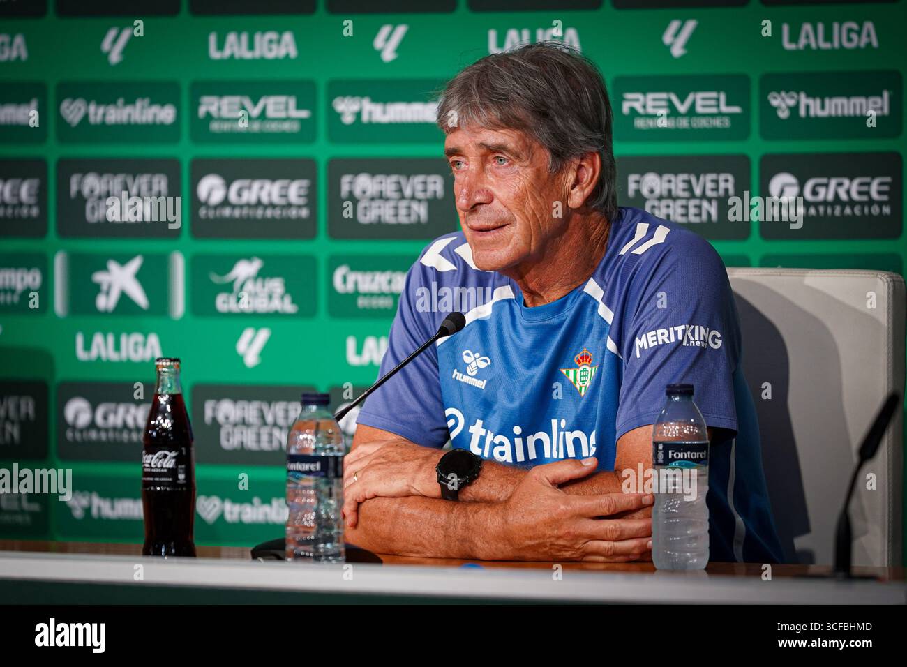 Séville, Espagne. 21 août 2025. Manuel Pellegrini (entraîneur du Real Betis) lors de la conférence de presse avant le match LaLiga entre le Real Betis et CD Alaves, au stade la Cartuja. Crédit : Fernando Vazquez / Alamy Live News Banque D'Images