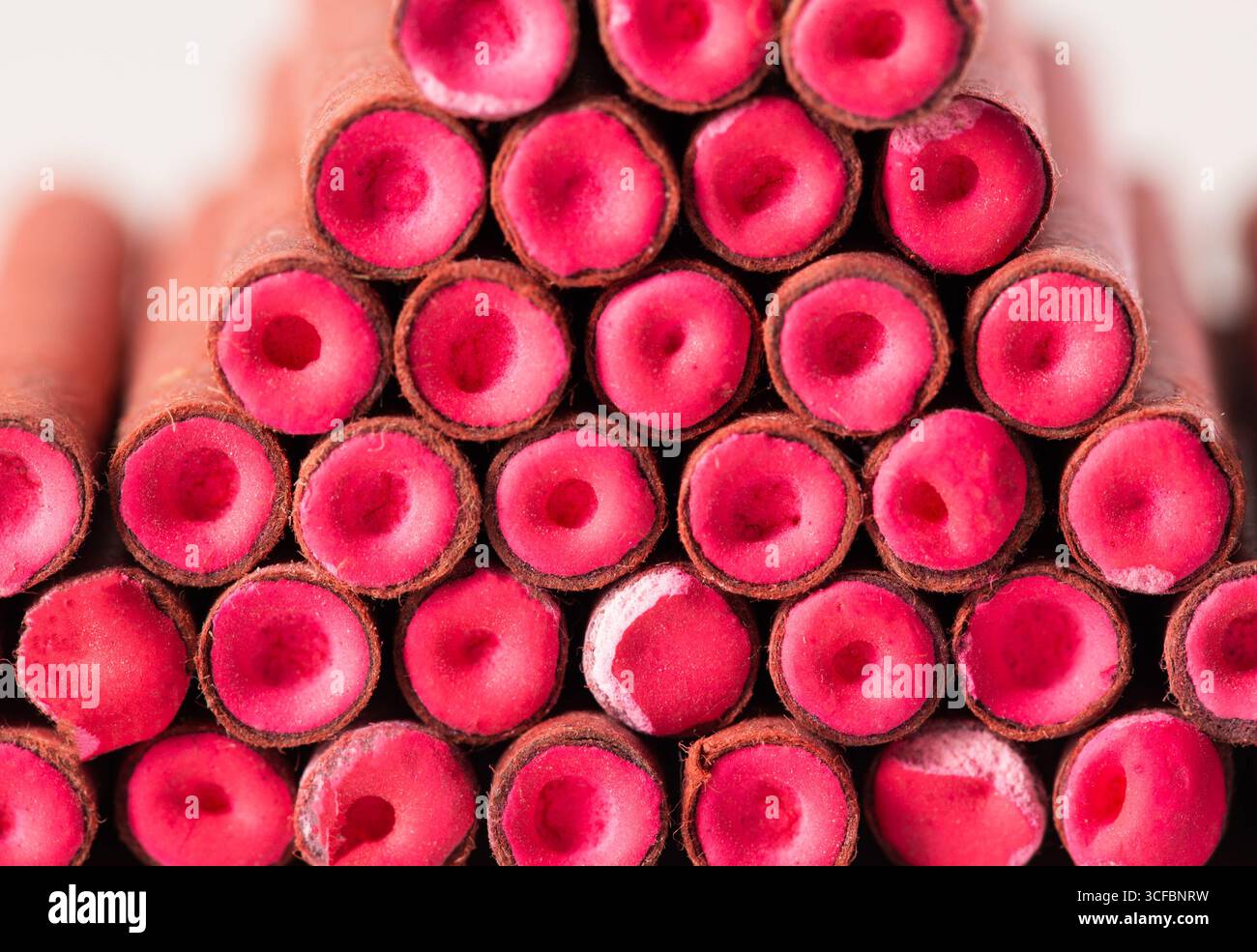 Un tas de pétards avec du soufre rouge. Ensemble de pyrotechnie, risque d'explosion Banque D'Images