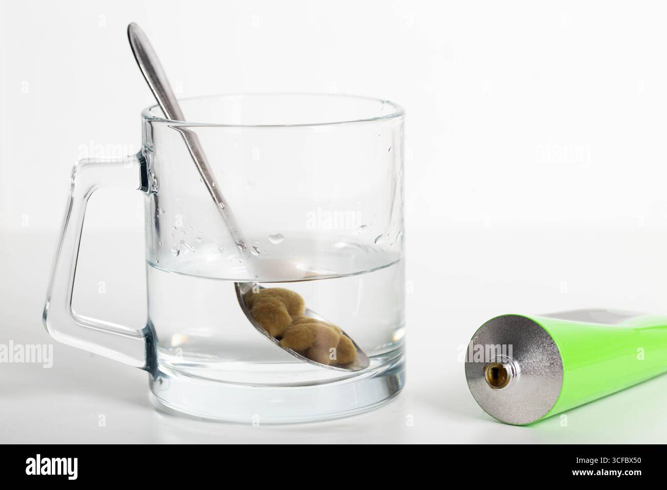 Tube avec pâte médicinale sur les herbes utilisées en urologie. Traitement des maladies inflammatoires infectieuses des voies urinaires, urétrite Banque D'Images