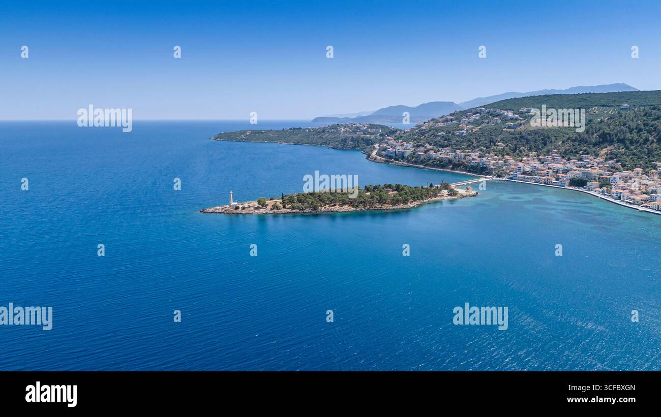 Ville côtière de Gythio en Grèce, port de mer pittoresque avec des bâtiments colorés, des bateaux de pêche et un paysage méditerranéen scénique Banque D'Images