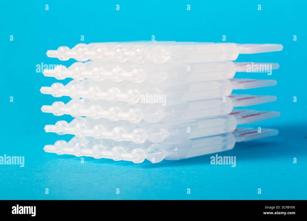 Tubes avec un probiotique de nouvelle génération sur fond bleu pour le traitement des maladies intestinales. Restauration de la microflore intestinale au cours de la dysba Banque D'Images
