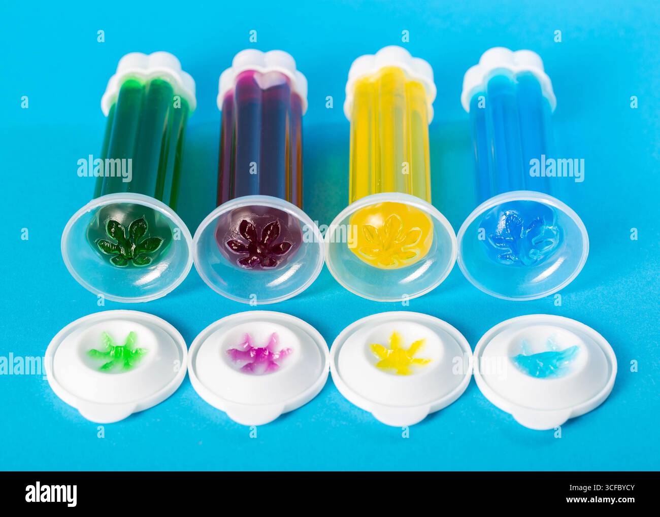 Ensemble de seringues de gel multicolores avec désinfectant et nettoyant pour toilettes sur fond bleu Banque D'Images